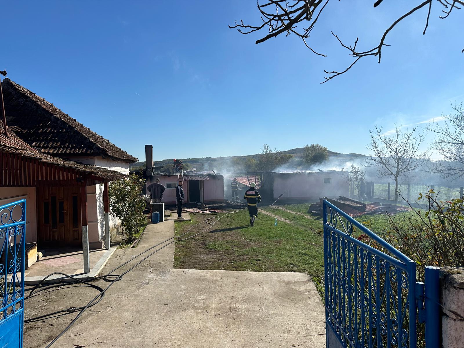 FOTO. Incendiu în județul Satu Mare. Flăcările amenințau întreaga casă