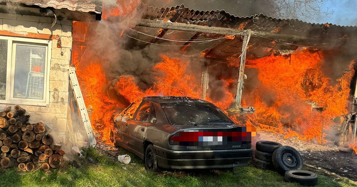 FOTO. Incendiu în județul Satu Mare. Acoperișul unei case, anexa, mașina și electrocasnice, cuprinse de flăcări