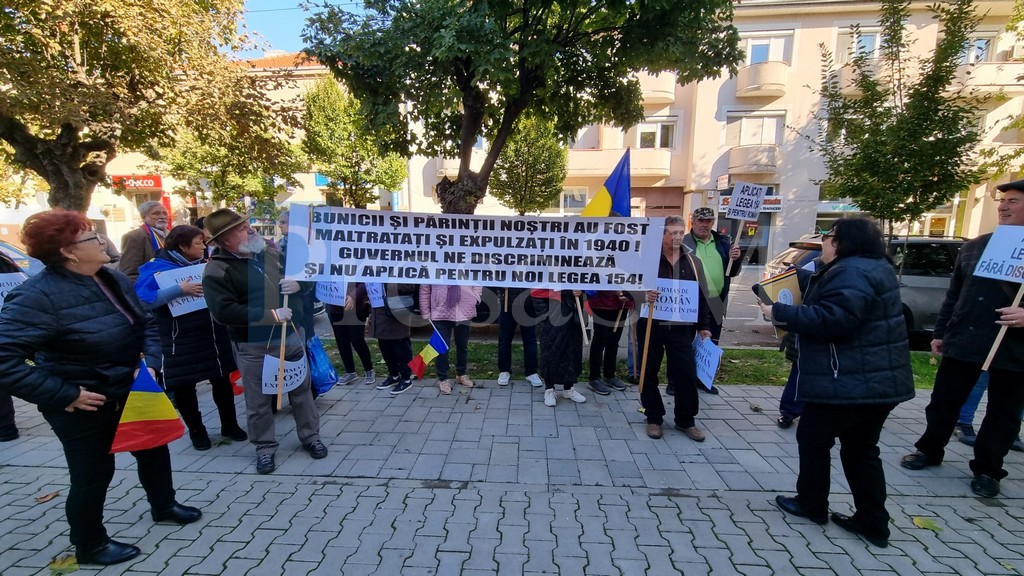 FOTO/VIDEO. Zeci de protestatari în fața Prefecturii Satu Mare. Oamenii cer respectarea legii
