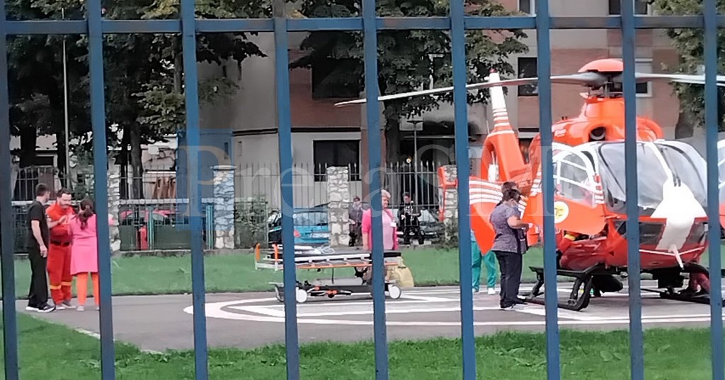FOTO/VIDEO. Fetița în vârstă de 1 an, victimă a accidentului rutier de ieri, transportată la Oradea cu elicopterul SMURD
