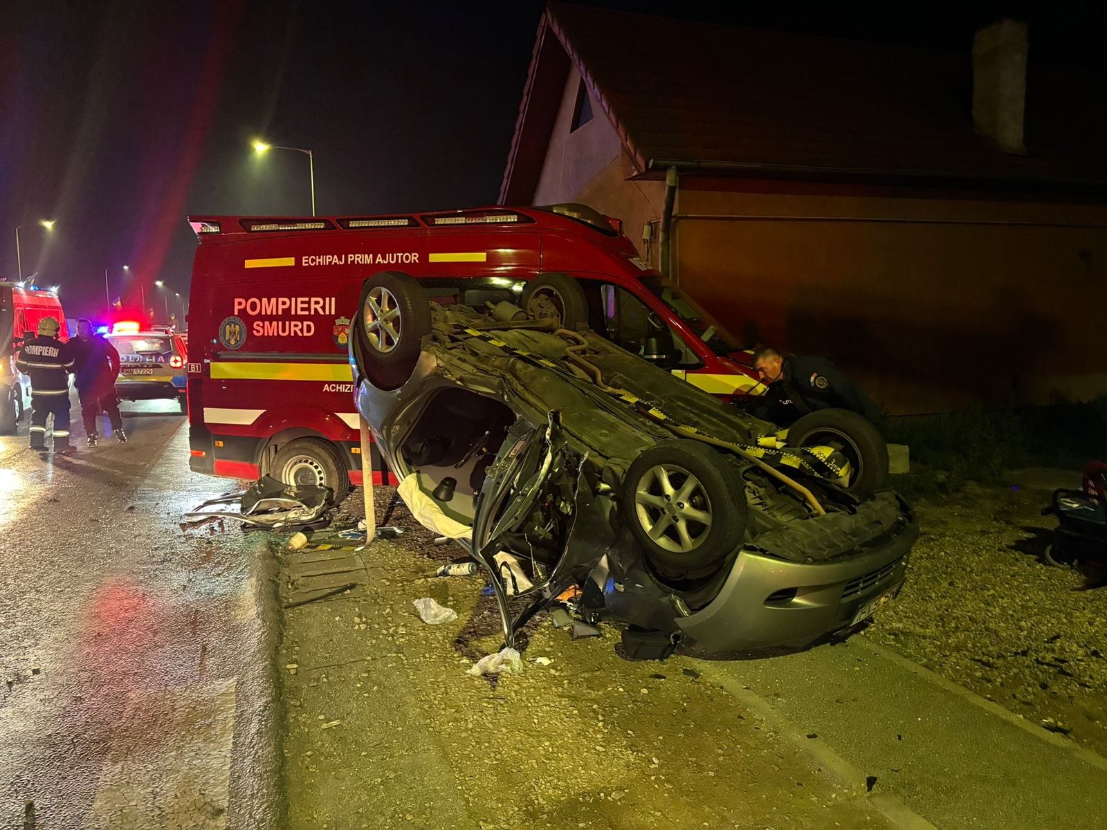 FOTO. Accident grav în țară. O ambulanță SMURD a lovit o mașină . Doi tineri au rămas încarcerați