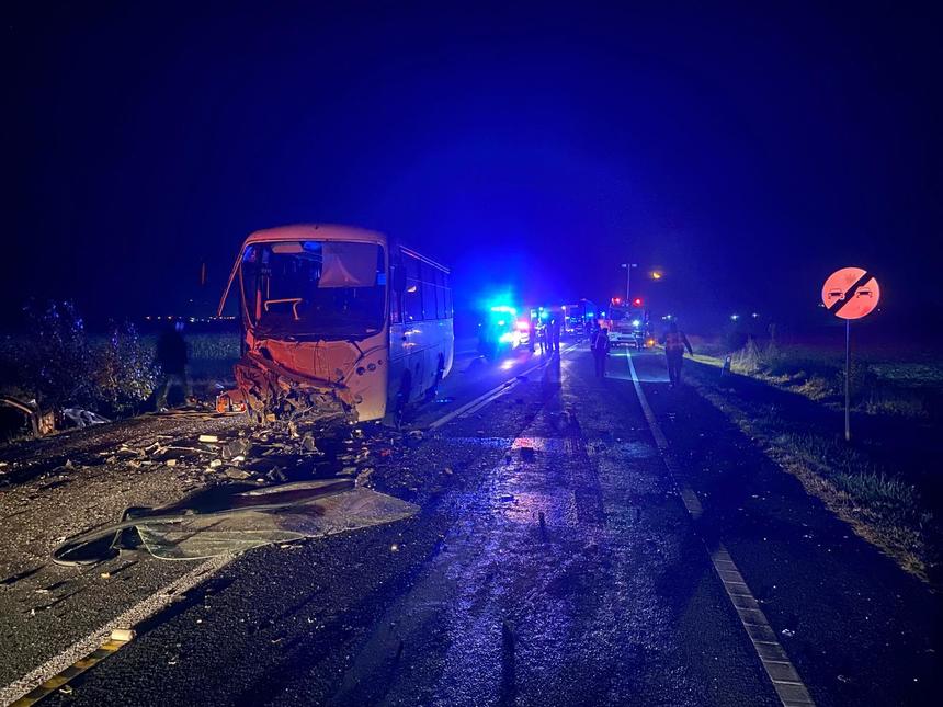 FOTO. Accident cumplit în țară. 2 morți și 20 de persoane rănite. Șoferul minor a lovit cu mașina un autocar