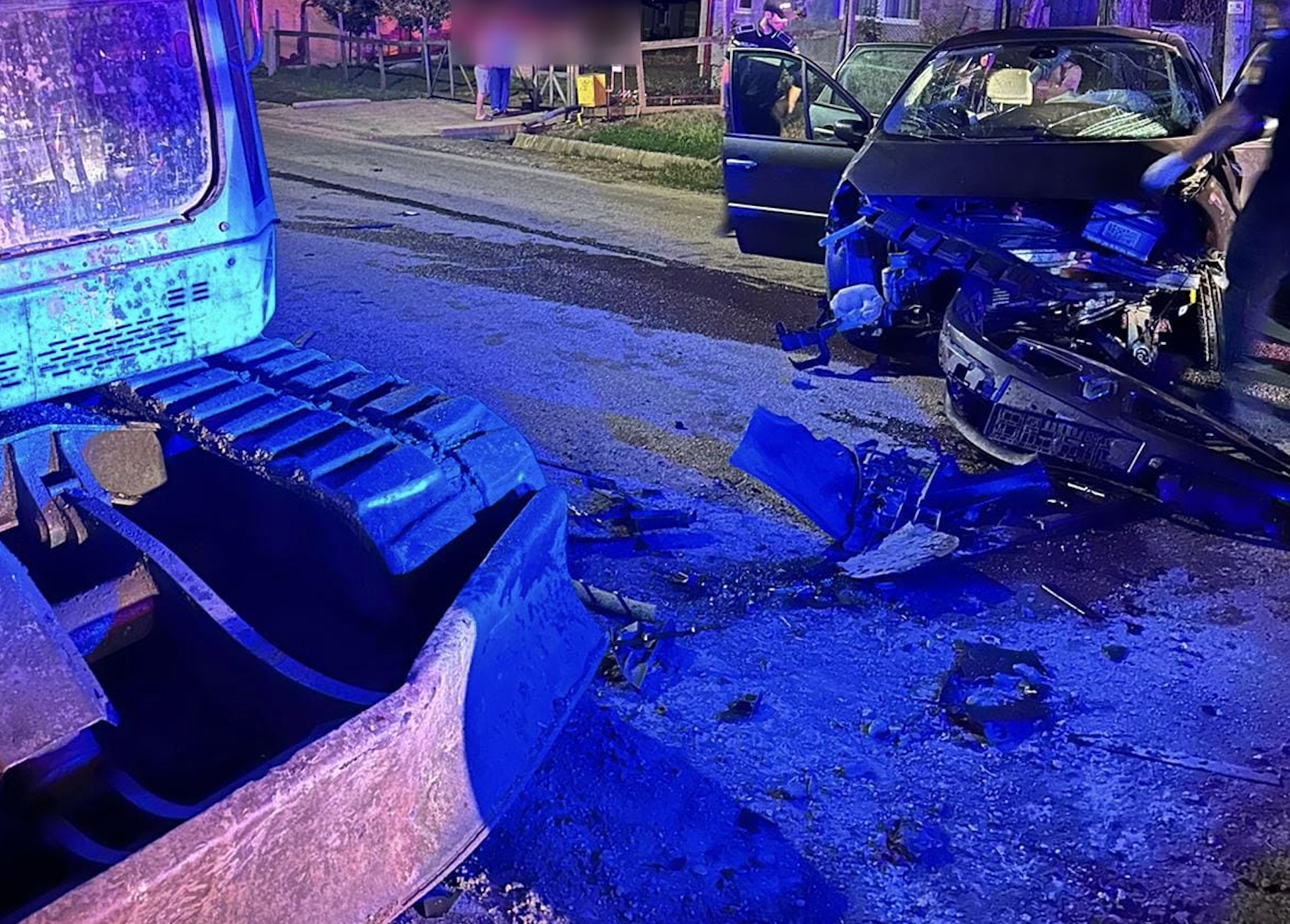 Supărat că soția l-a înșelat, un sătmărean s-a îmbătat și a lovit cu mașina un buldo-excavator