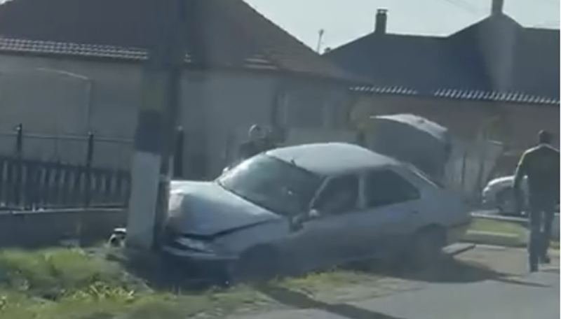 FOTO. Un sătmărean s-a înfipt cu mașina într-un stâlp. Astăzi, la Ardud