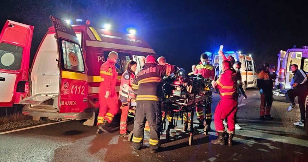 FOTO. Accident cumplit în țară. O mamă şi fiica ei de trei ani au murit. Un alt copil al familiei, un băiețel de 6 ani, rănit