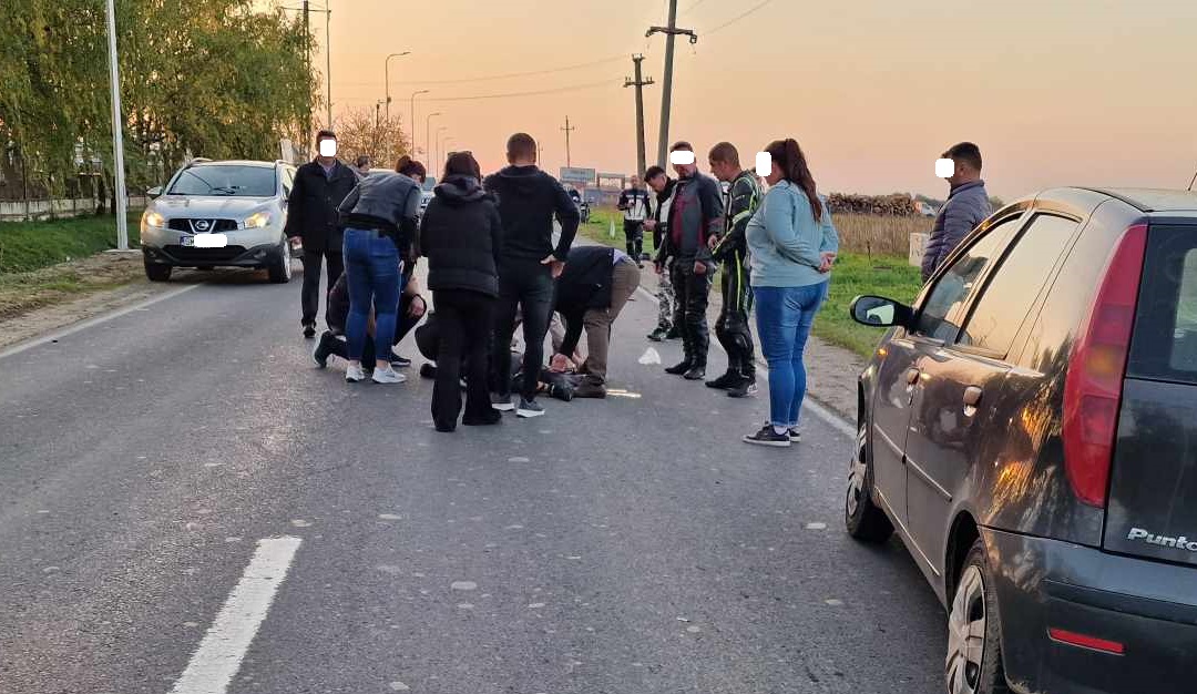 FOTO. Tânăr motociclist în stare gravă din cauza altui motociclist. Coliziune frontală cu un autoturism în Odoreu