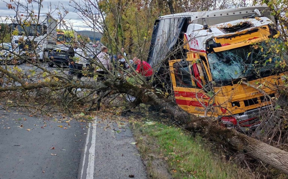 FOTO/VIDEO. Coliziune între un TIR și o mașină. Autotrenul a ajuns în șanț, mai mulți răniți