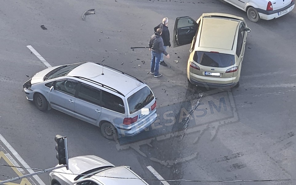 VIDEO. Accident rutier în zona Soarelui. Impact puternic între două mașini, în intersecția de la Supeco