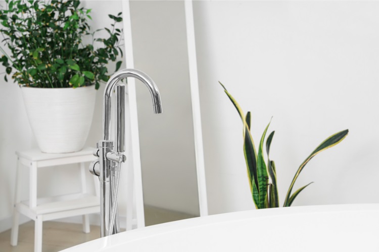 Bateriile de cadă de perete și stative - alege modelul potrivit stilului băii tale