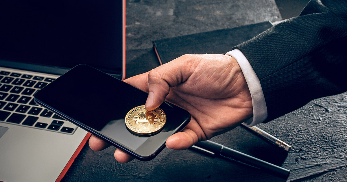 Înșelătorie cu crypto monede. Un sătmărean, păcălit să investească mii de euro. Escrocul s-a trezit cu mascații la ușă