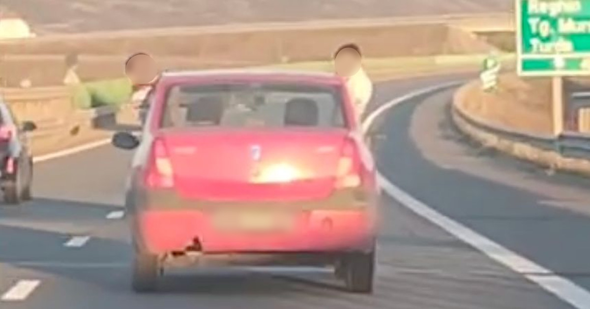 VIDEO. Inconștiență pe o autostradă din vestul țării. Și-a lăsat copiii să stea în șezut pe geamul mașinii