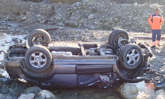 Doi puștani (16) din Satu Mare au furat o mașină și s-au răsturnat cu ea în șanț. Apoi au fugit