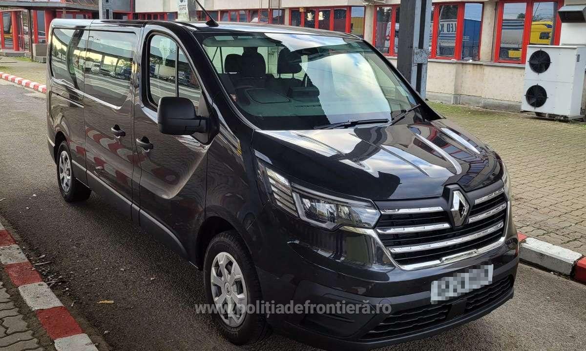 FOTOGALERIE. A închiriat un microbuz în UK și a fugit cu el. Oprit în Vama Petea