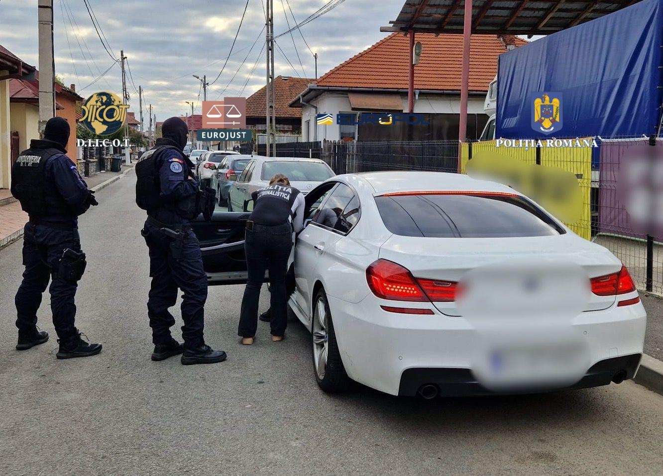 Femeie înconjurată de polițiști, în municipiul Satu Mare. „Vezi că e mare bai!” Interceptarea care i-a îngropat