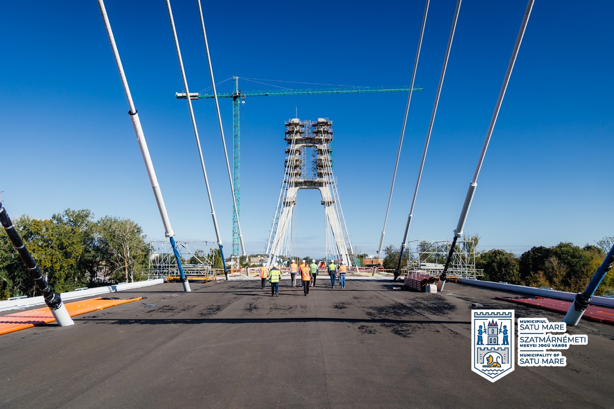 S-a finalizat tensionarea hobanelor. Ce lucrări urmează pe noul pod peste râul Someș