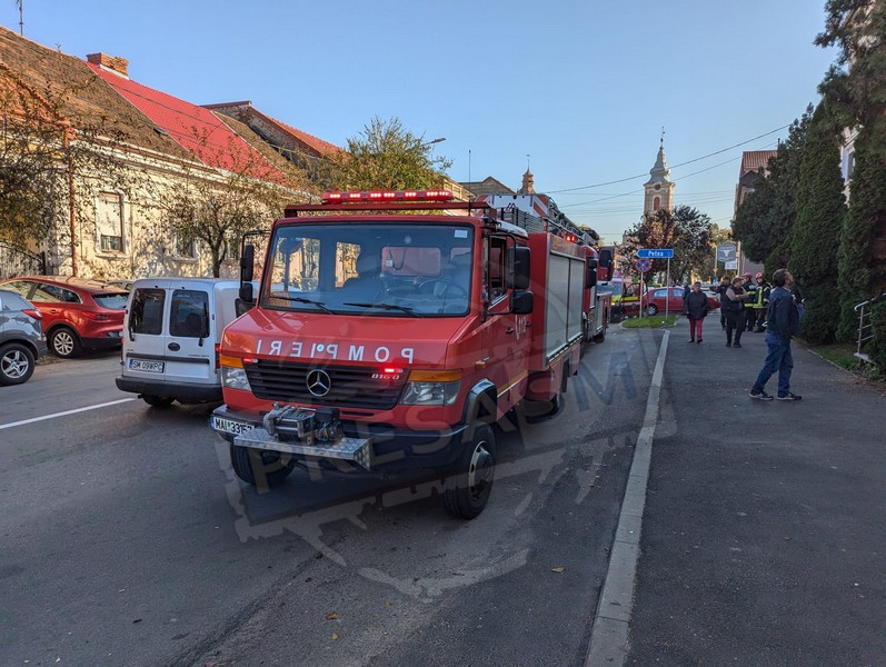 FOTO/VIDEO. Mobilizare a Pompierilor în centrul Sătmarului. La un bloc de locuințe