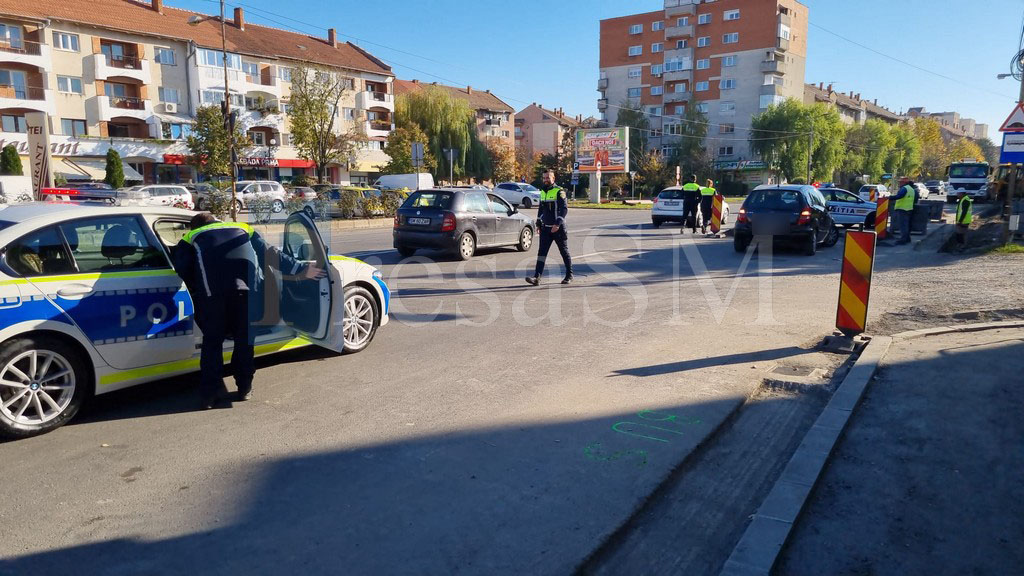 FOTO/VIDEO. Accident în municipiul Satu Mare. Sătmăreancă acroșată de mașină în timp ce aștepta autobuzul în stație