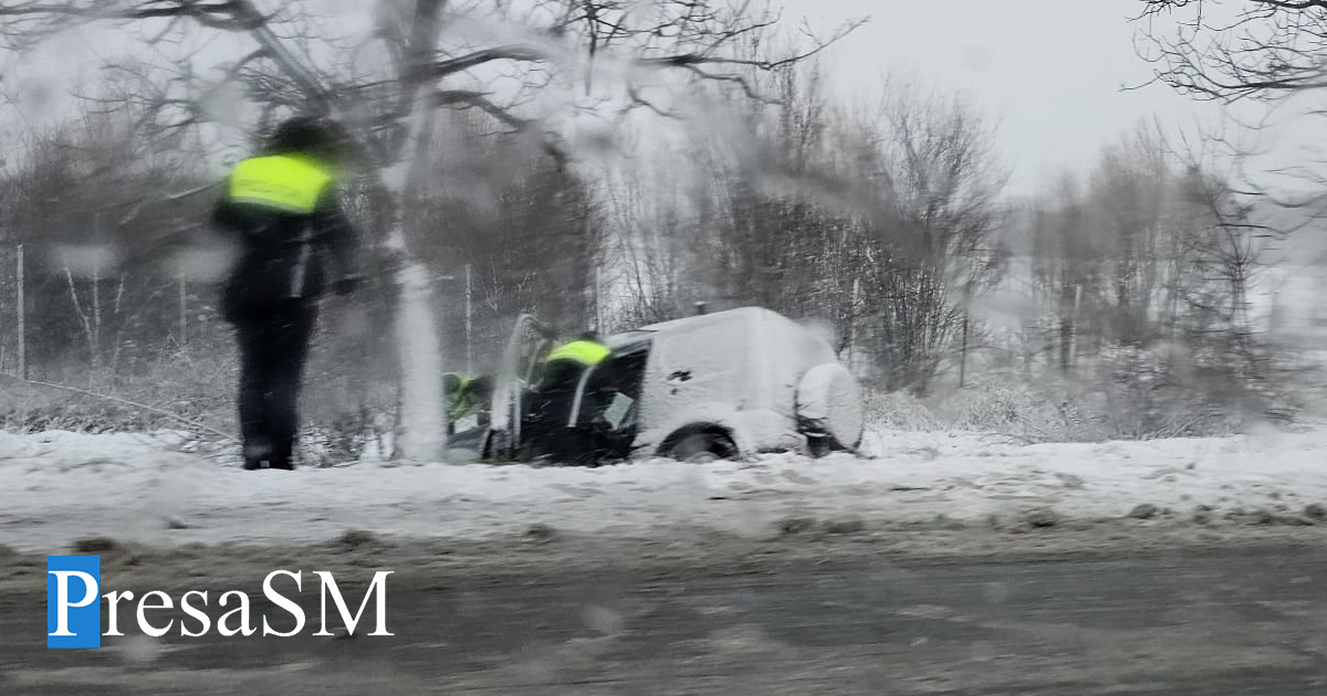 FOTO. Alt accident din cauza zăpezii în județul Satu Mare. Mașină oprită în copac pe DN19