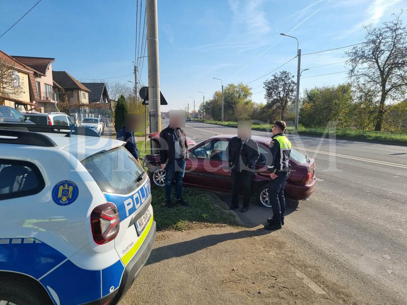 FOTOGALERIE. Un vârstnic (80 ani) a ajuns inexplicabil cu mașina pe contrasens. S-a izbit de stâlp. E supărat foc