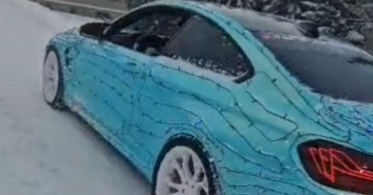 FOTO. Un șofer și-a împodobit BMW-ul cu luminițe de Crăciun. Polițiștii n-au fost amuzați de noul trend și i-au făcut "cadou" o amendă