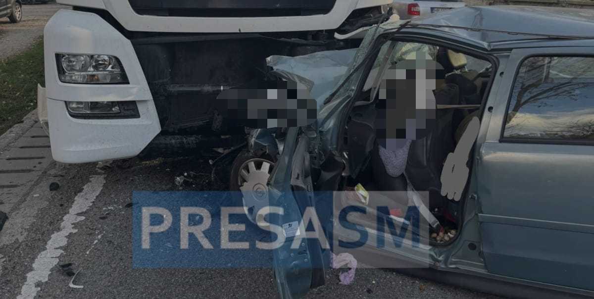 FOTO. Accident cu patru morți produs astăzi. O șoferiță a intrat cu mașina frontal într-un TIR