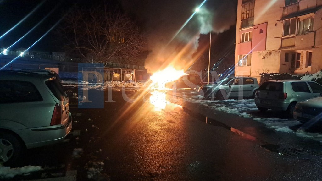 FOTO. Incendiu la un automobil în municipiul Satu Mare. Intervin pompierii