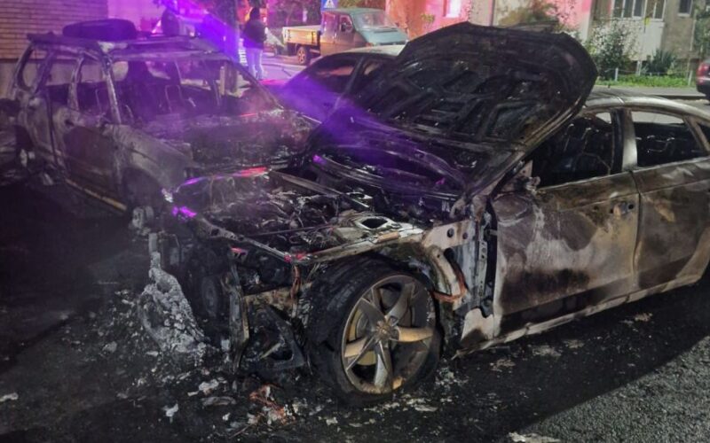 FOTO/VIDEO. Se întâmplă în România. Dezastru în parcarea unui bloc. Patru mașini incendiate, flăcările s-au extins la altele patru și fațada imobilului