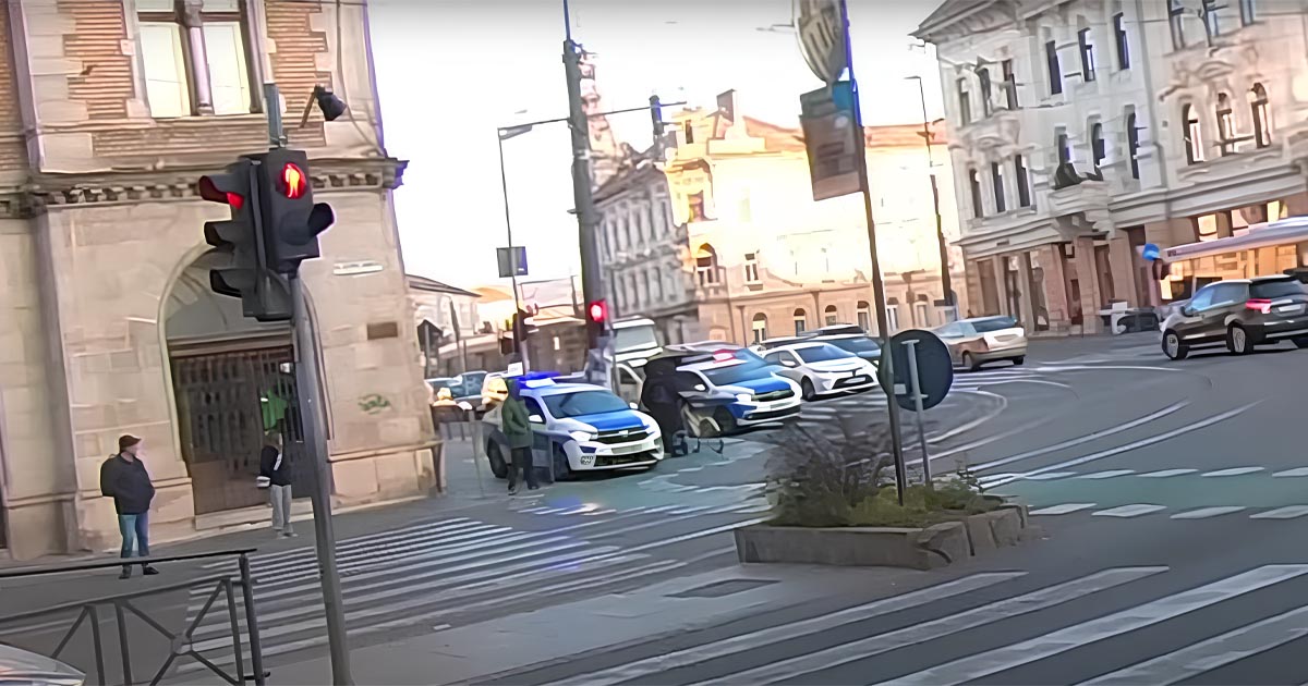 VIDEO. Se întâmplă în România. Maşină de poliţie, filmată circulând pe trotuar, printre pietonii surprinși de incident