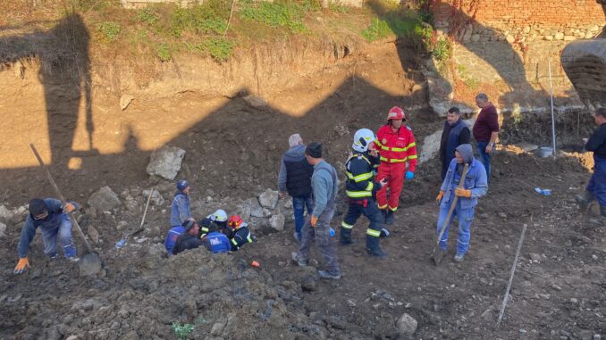 FOTO/VIDEO. Un tânăr angajat al unei firme din Satu Mare a murit după ce a fost prins sub o placă de beton