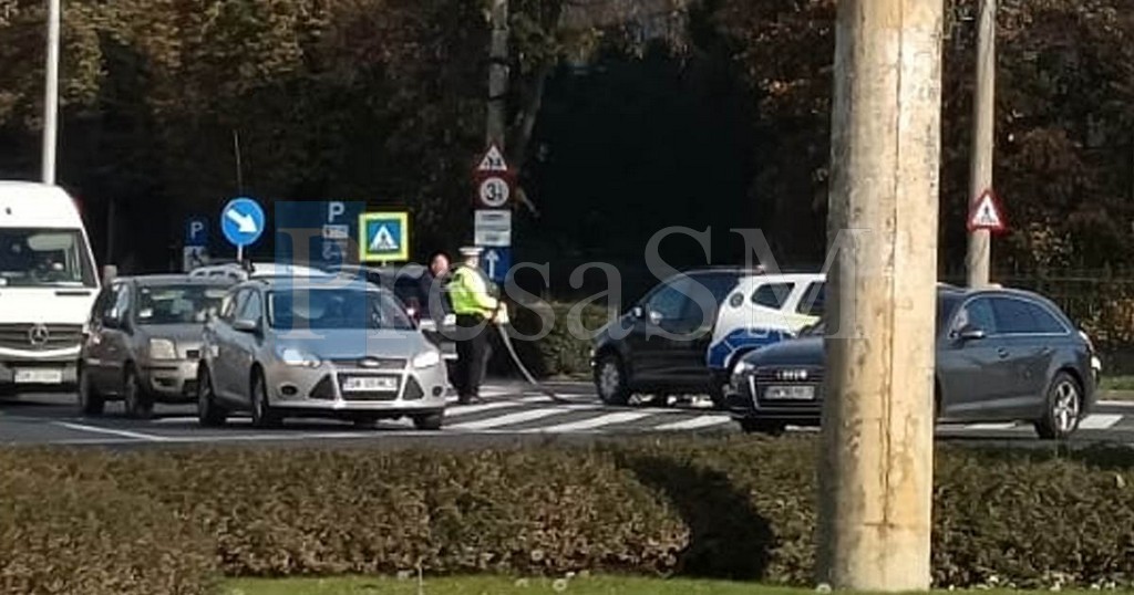 FOTO. Accident în municipiul Satu Mare, în Piața Romană. Trafic îngreunat