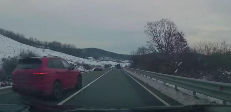 VIDEO. La un pas de tragedie! Șoferiță din Satu Mare, pe cale să sfârșească tragic: ,,Linie continuă, curbă”