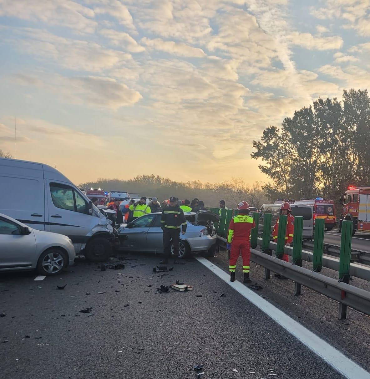 FOTO. Carambol între 12 maşini pe o autostradă din țară. A fost activat Planul Roşu de intervenţie