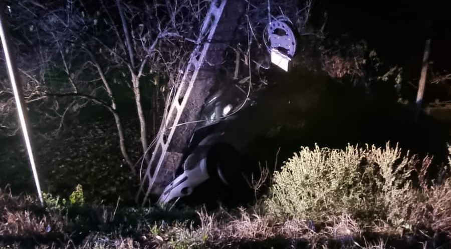 FOTO. A ”zburat” cu mașina direct într-un stâlp! Șoferul, beat criță, ar fi din Satu Mare