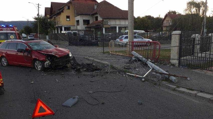Beat criță, tânărul a furat o mașină din Satu Mare și s-a oprit cu ea într-un stâlp, în județul vecin
