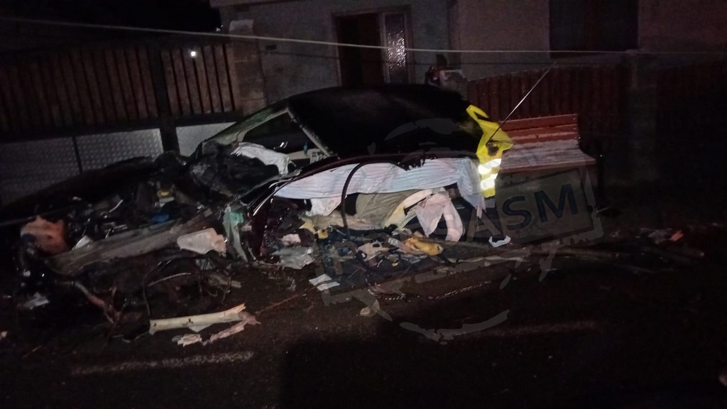 FOTO. Un tânăr (29 de ani) a murit pe loc după ce s-a izbit cu mașina de un stâlp