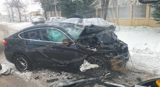FOTO. Încă un accident din cauza zăpezii în județul Satu Mare. Mașină avariată serios