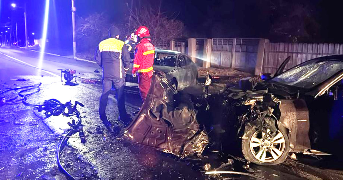 FOTO/VIDEO. Accident mortal: 2 tineri au ars de vii după ce mașina a luat foc, iar alți 3 au fost răniți