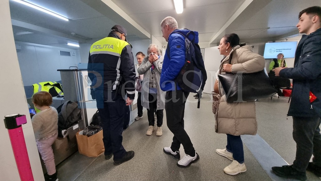 FOTO/VIDEO. Scandal la Aeroportul Satu Mare. Sute de pasageri nemulțumiți, au fost chemați polițiștii și jandarmii