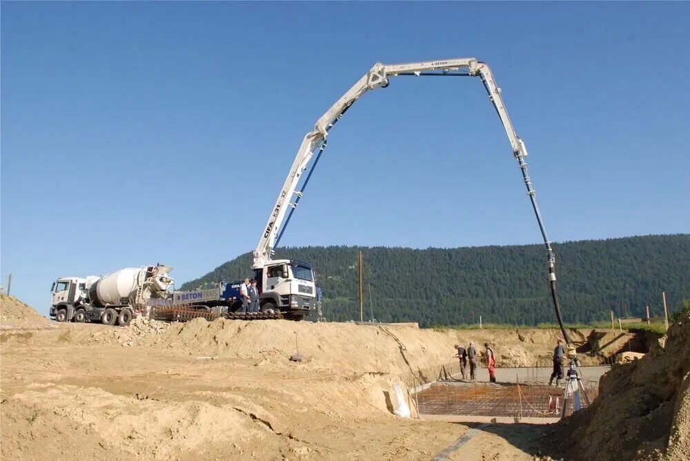 Ce țeapă! Un sătmărean a comandat beton, l-a turnat în curte, dar nu a vrut să-l plătească