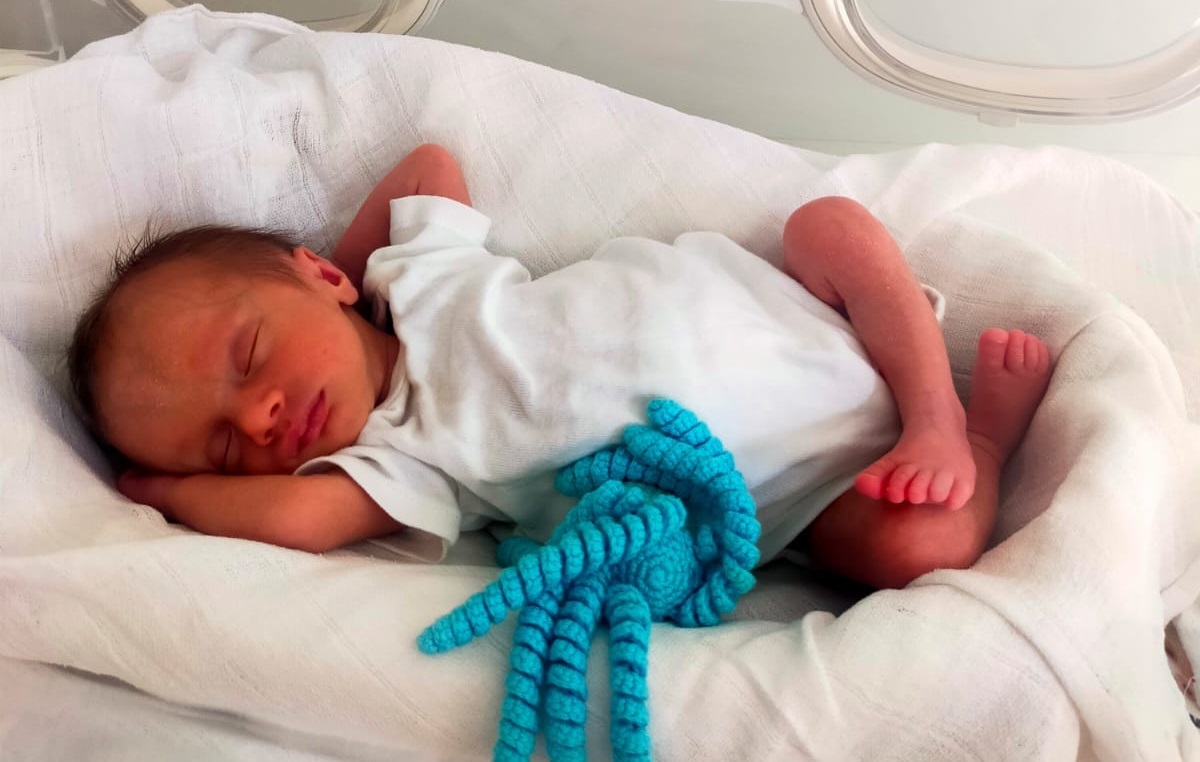 Cât are cel mai mic copilaș născut prematur la Spitalul Județean Satu Mare. Multă sănătate!