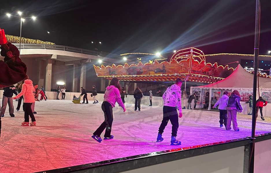 FOTO. S-a deschis marele patinoar de la Shopping City Satu Mare! Prețuri și orar