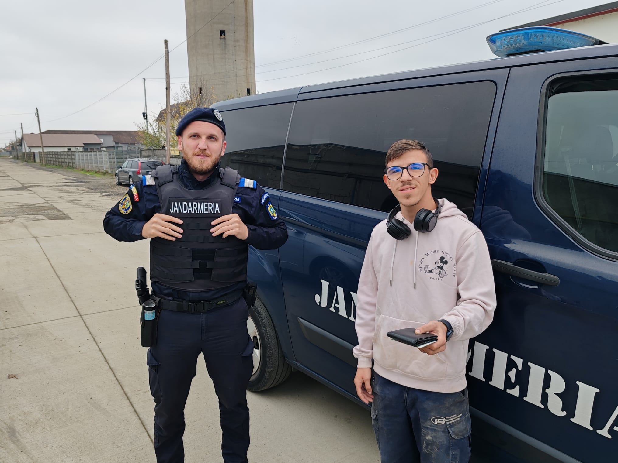 FOTO. Un tânăr din Satu Mare și-a pierdut portofelul cu acte, bani și carduri. A avut noroc cu o jandarmeriță