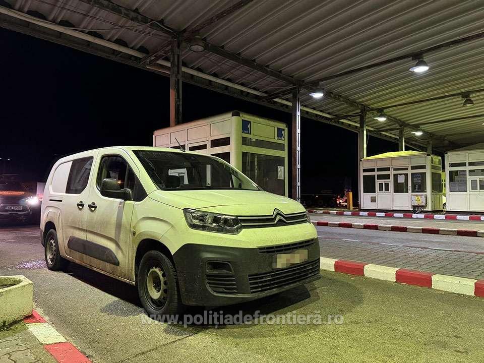 FOTO. Tânăr lăsat fără mașină în Vama Petea. Fix cum a intrat în țară