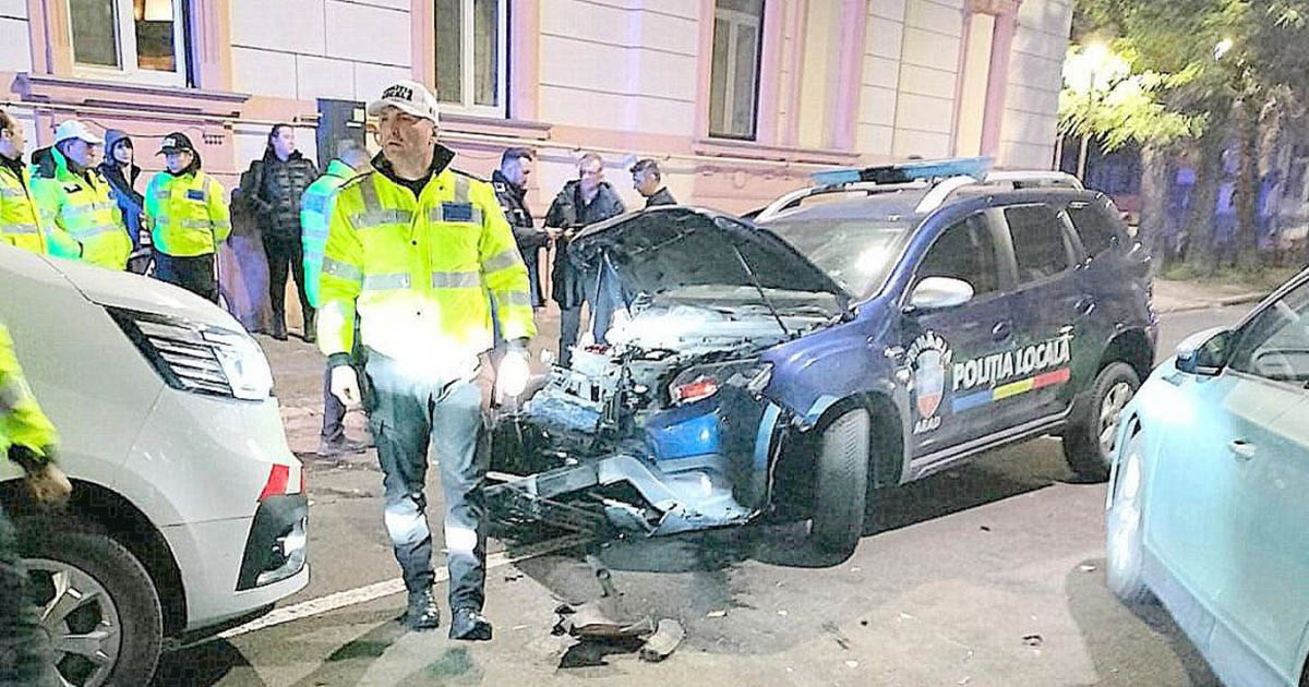 FOTO. Panică pe străzile unui mare oraș din țară. Un om al străzii a furat mașina polițiștilor. S-a oprit după ce a lovit alte patru mașini