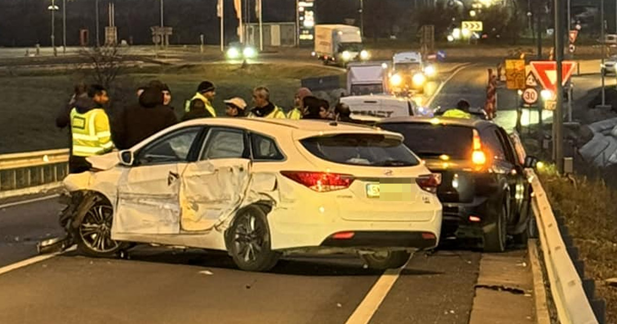 FOTO. Mașină din Satu Mare, implicată într-un carambol pe autostradă. Trei persoane au fost rănite