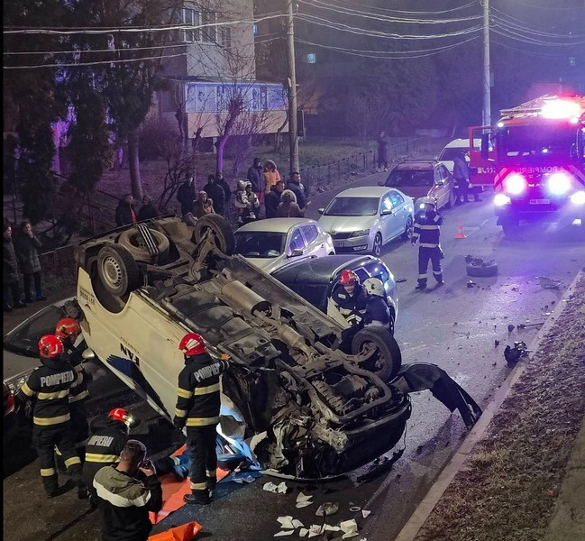 FOTO/VIDEO. Accident spectaculos în Cluj. Mașină de curierat răsturnată peste alte două automobile. Un tânăr a ajuns la spital