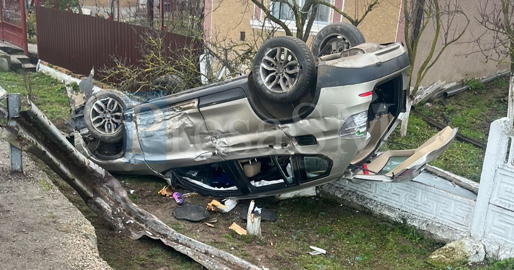 FOTO. Accident cu victimă în județul Satu Mare. Mașină răsturnată, 4 pasageri în interior