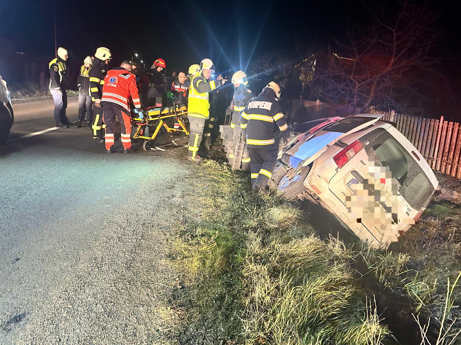 FOTO/VIDEO. O șoferiță a ajuns cu mașina în șanț, astăzi, în Satu Mare. Bărbat încarcerat