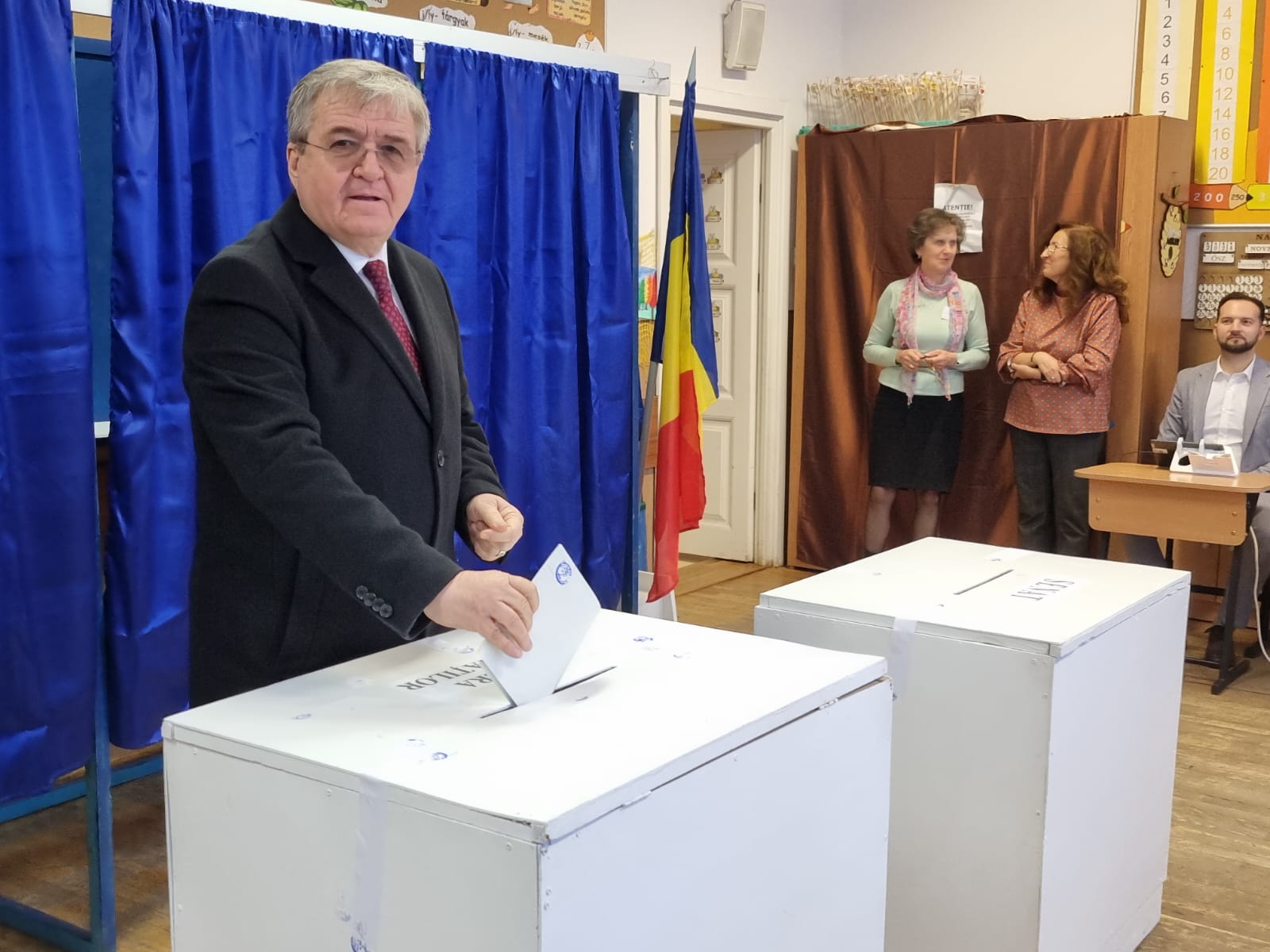 FOTO/VIDEO. Mircea Govor, la ieșirea de la urne: "Am votat pentru viitorul acestei țări, pentru viitorul județului Satu Mare și pentru viitorul copiilor și nepoților noștri"