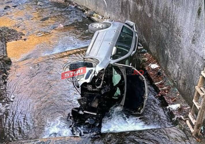FOTO. Un tânăr a plonjat cu mașina într-un pârâu. Trei răniți în județul vecin